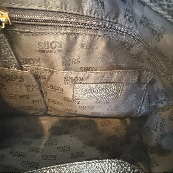 Michael Kors Jet Set Pebbled Leather
Shoulder Bag - Picture 9 of 14